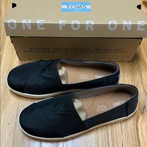 Tom’s Avalon Black Textured Nylon 7.5 NWT